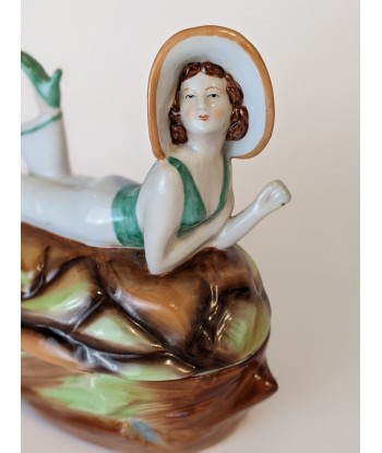 Boîte figurine porcelaine élégante sur un coquillage vers 1920 livraison et retour toujours gratuits